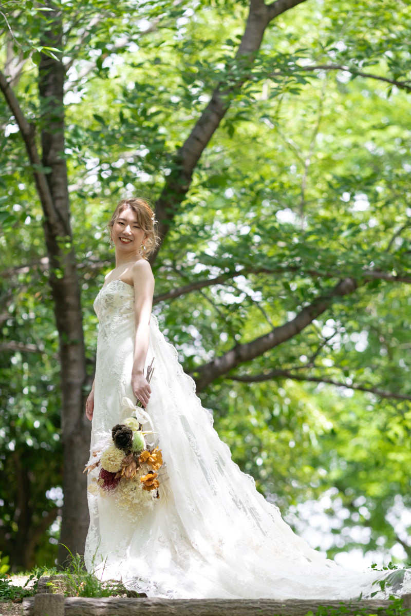 朝日の中で輝くご新婦様のソロショット