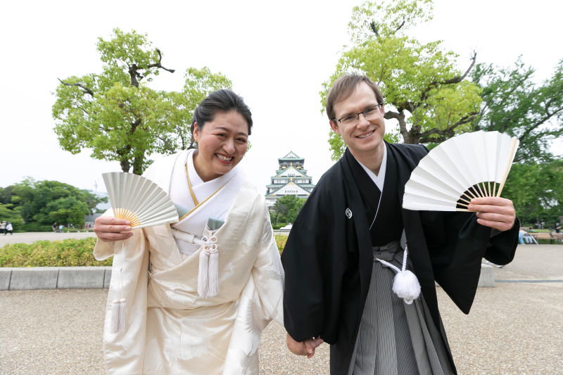 扇子を持って可愛く