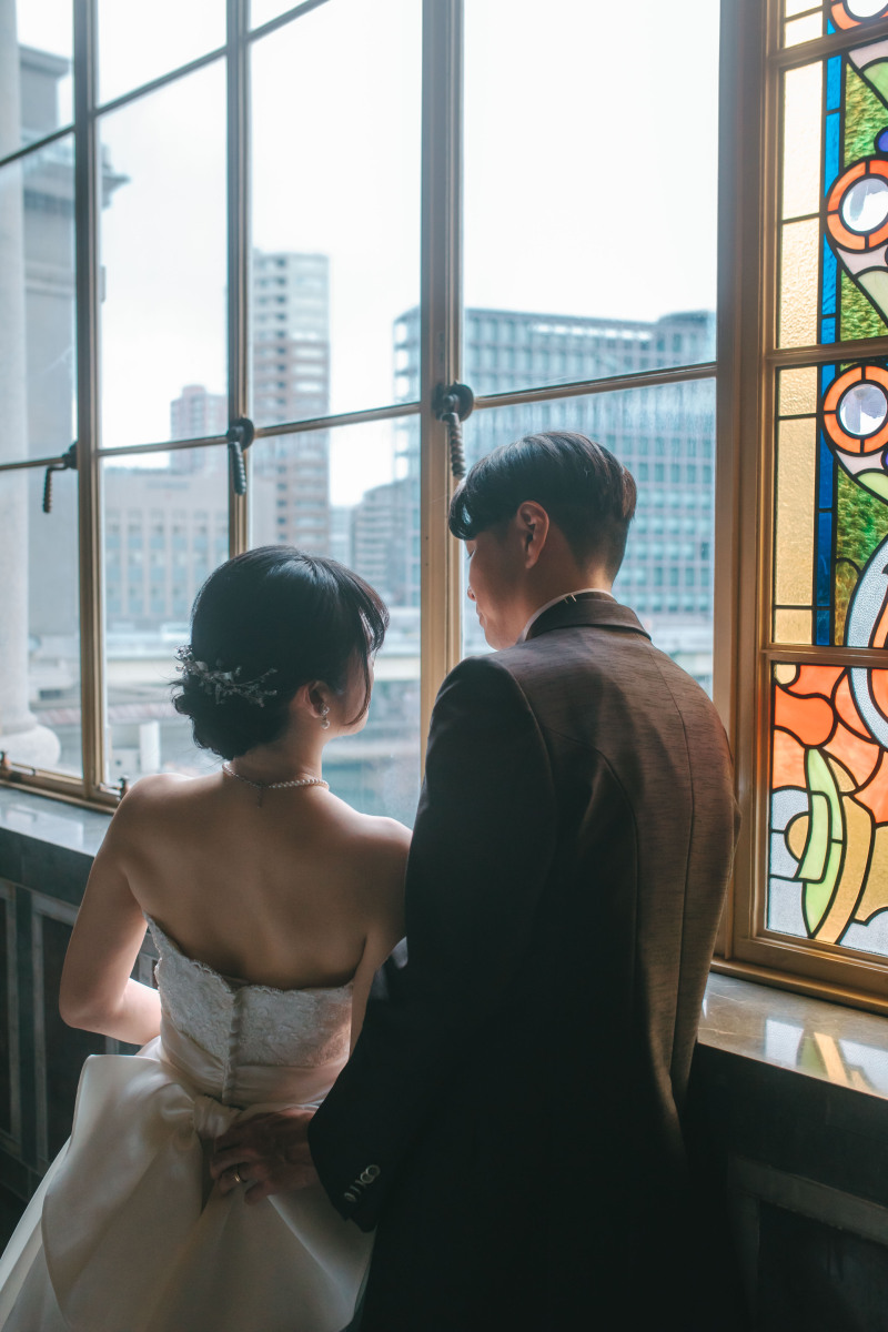 見つめ合うお二人のバックショット