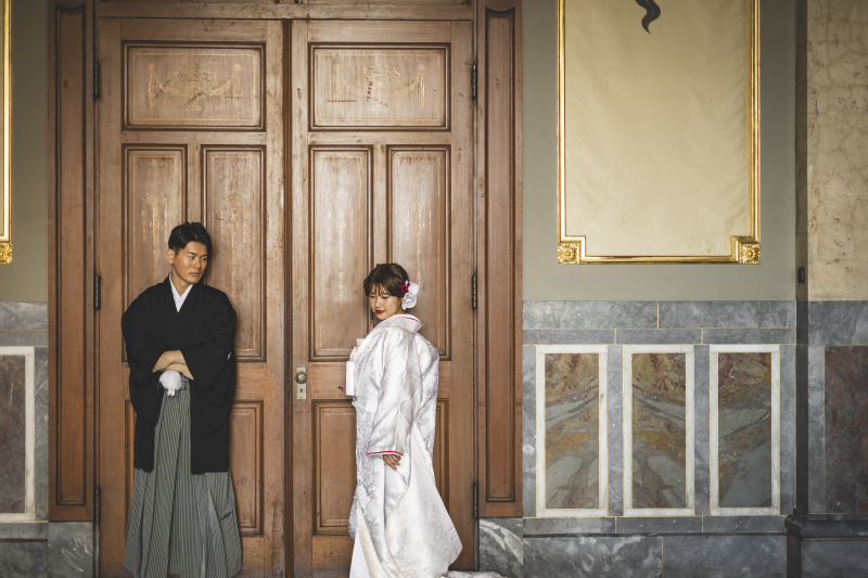 レトロな扉前で