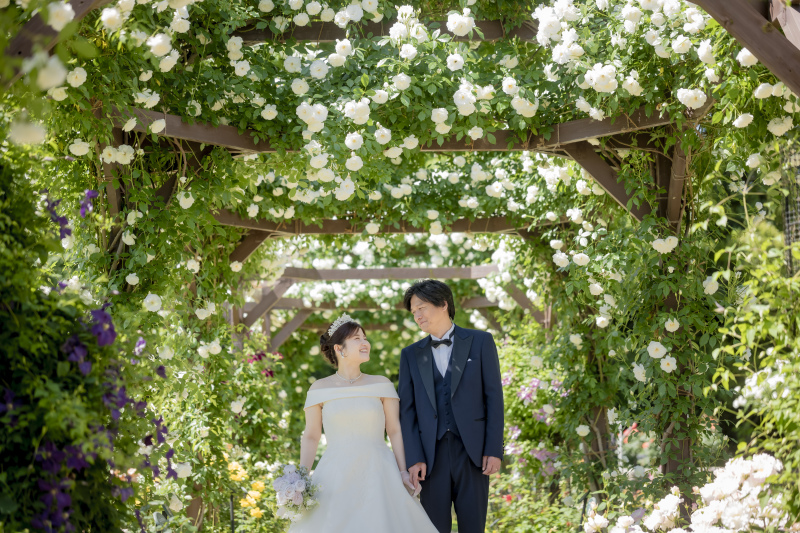 白と緑がきれいなバラのアーチで