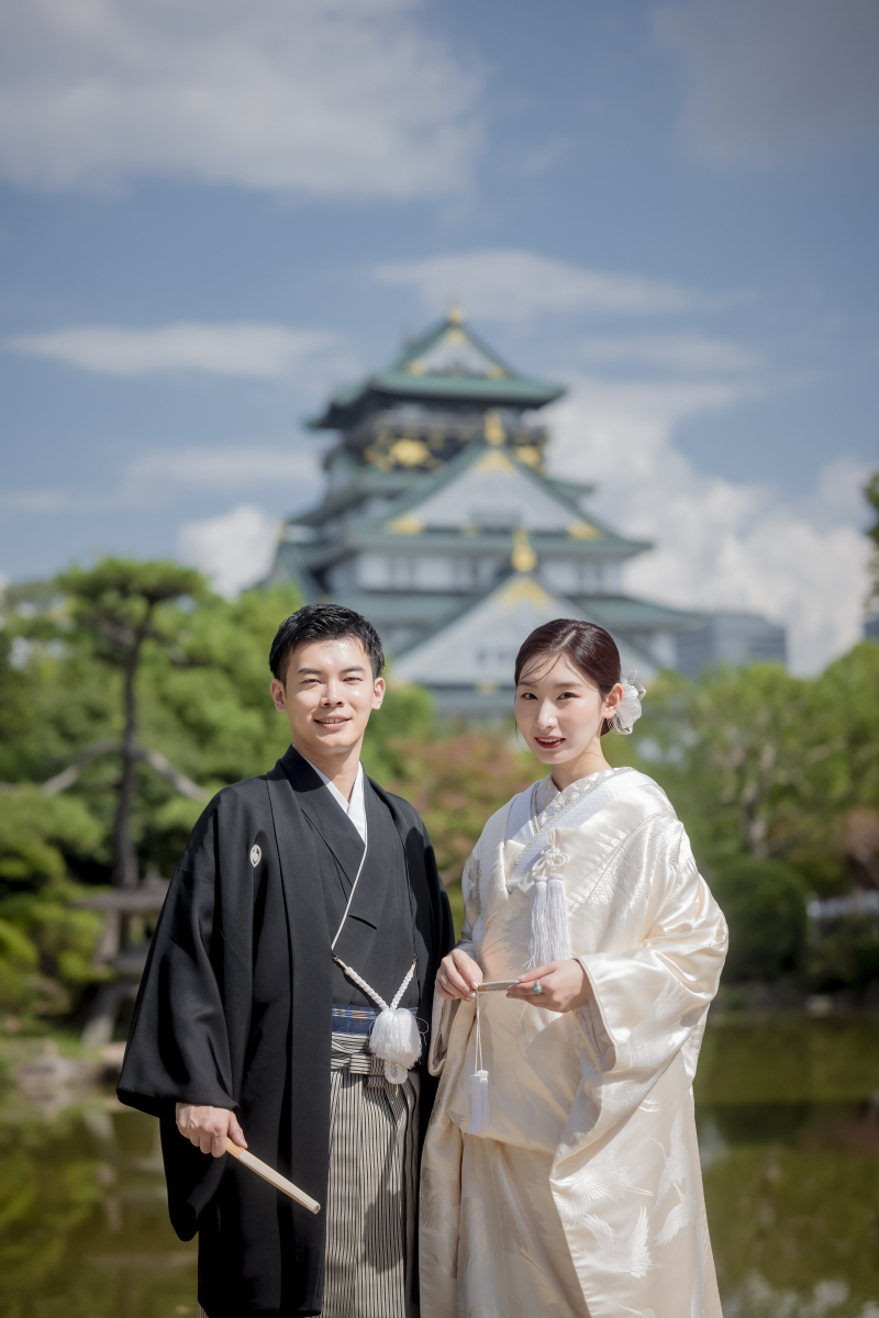 バックにそびえ立つ大阪城と共に