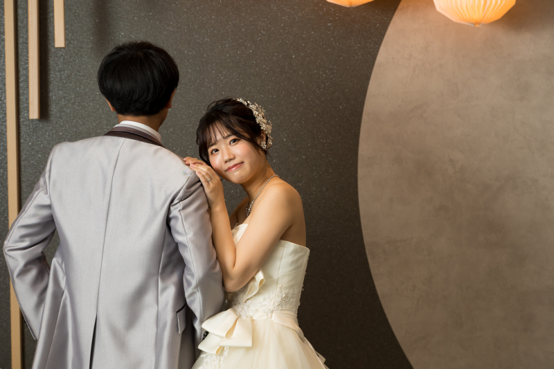 ご新郎様の肩に寄り添うショット