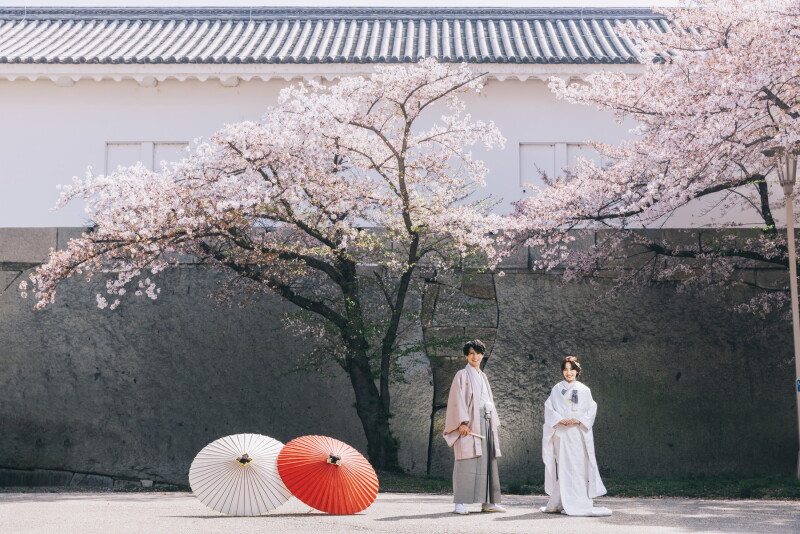 城壁と桜をバックに