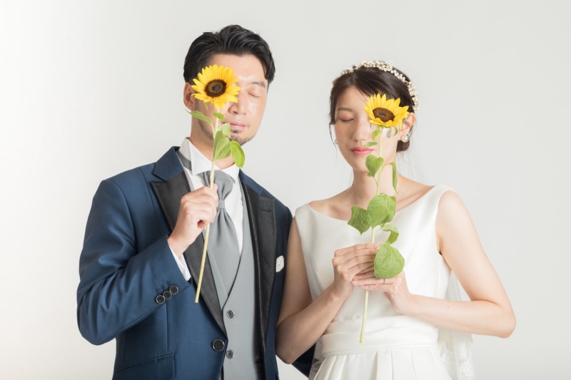 当店は小物持込OK楽しい1枚にも、お2人の思い出を残せる1枚にもなりますので是非ポージング等ご相談ください