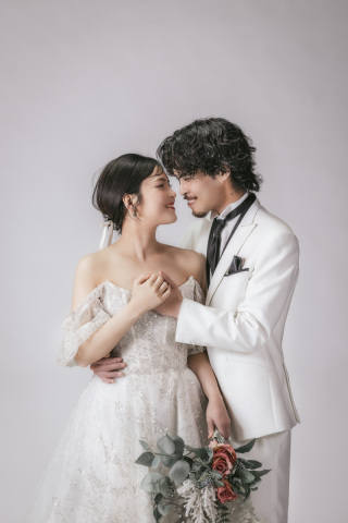 光と影を活かしてより立体感と雰囲気を演出暗めのお写真も明るめのお写真も、おふたりのご希望に合わせてご提案いたします！