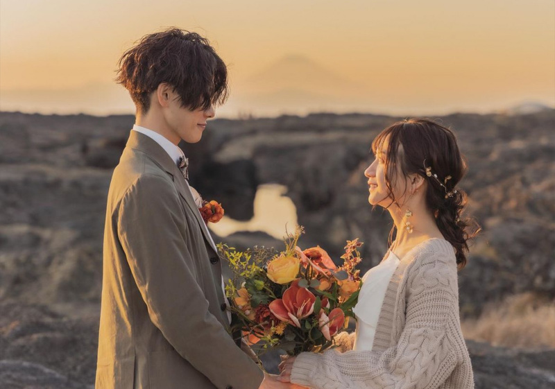 この日は夕日の向こうに富士山が!