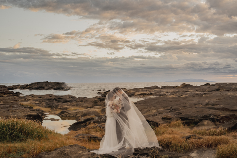 幻想的な岩場でのベールショット