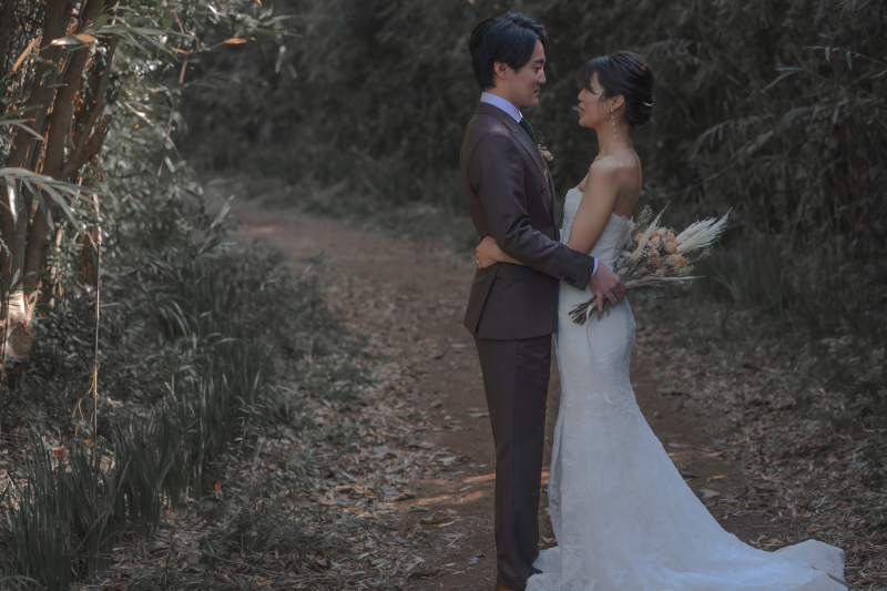 緑の中でドレスアップした二人がとても絵になります