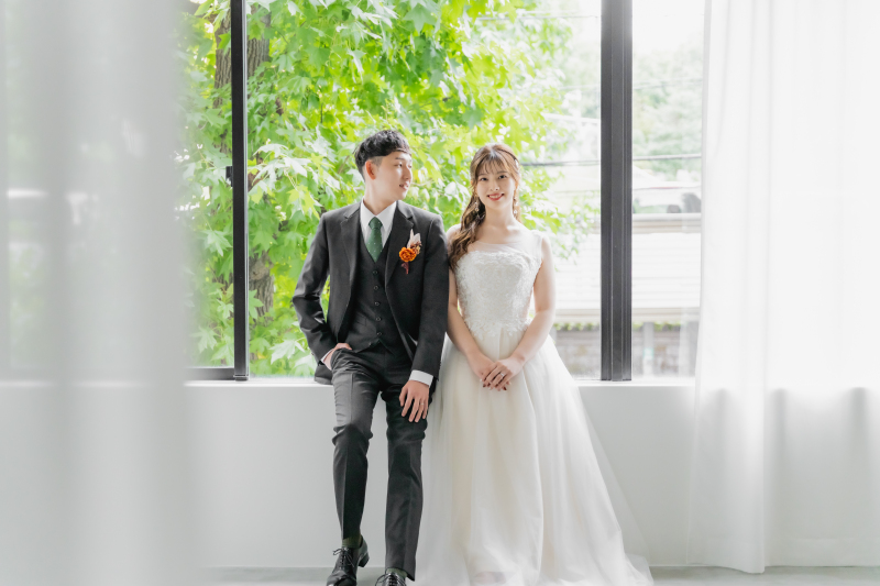 窓辺に座って自然なショットも…