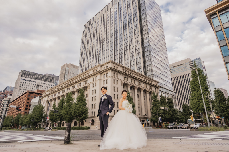 歴史的建造物をバックに