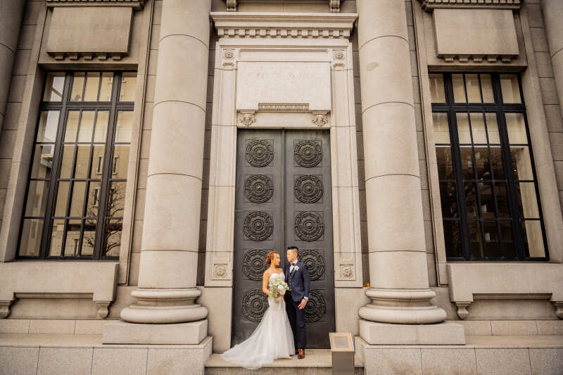 重厚感ある扉の前で、、