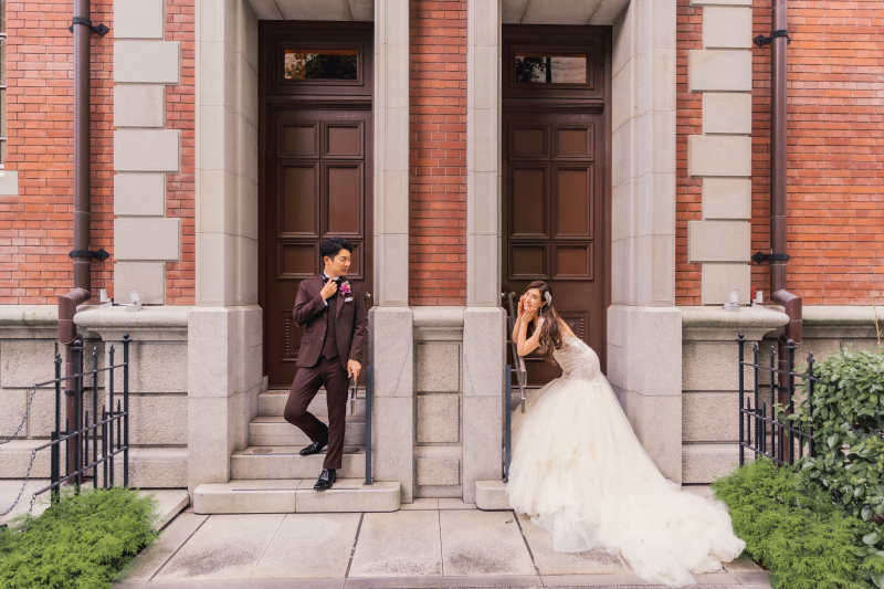 可愛いレンガ調の壁と板チョコドア(通称笑)の前で