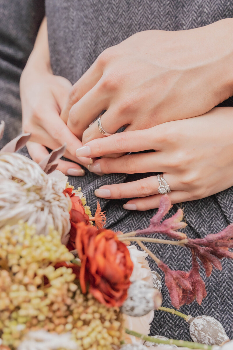 二人仲良く指をからませて…