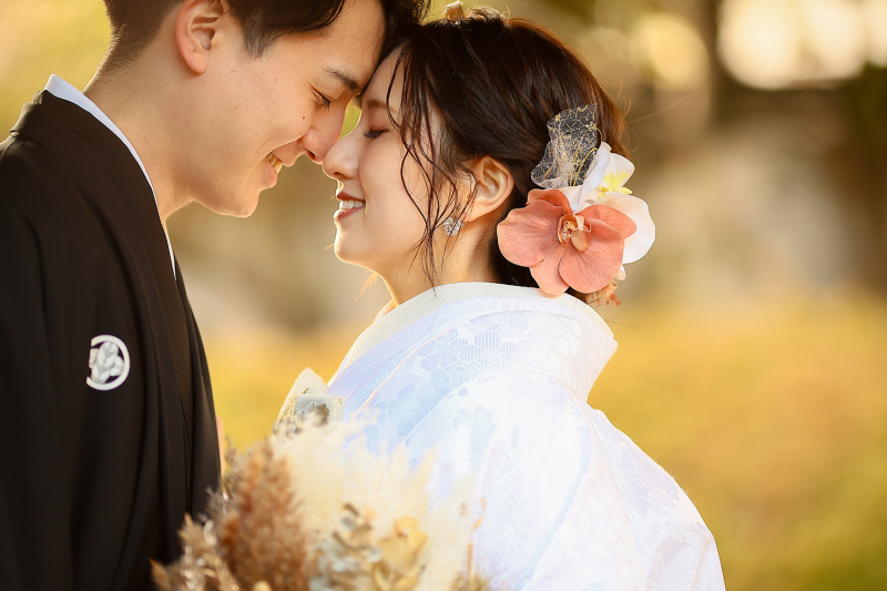 互いの鼻をくっつけて