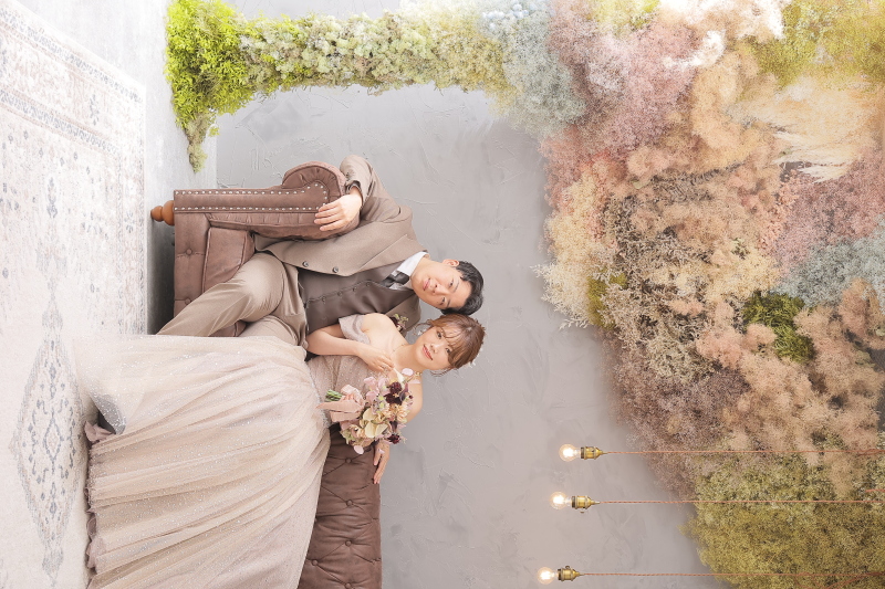 ソファーに座って