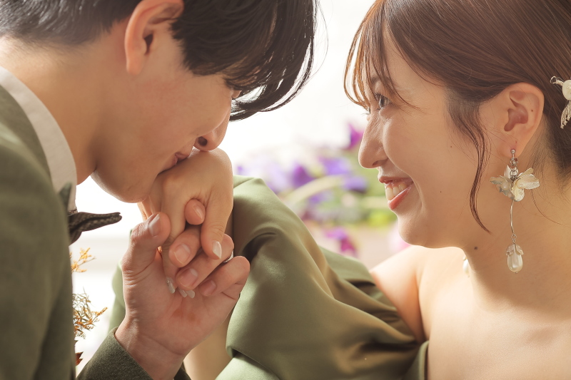 手の甲にキスショット