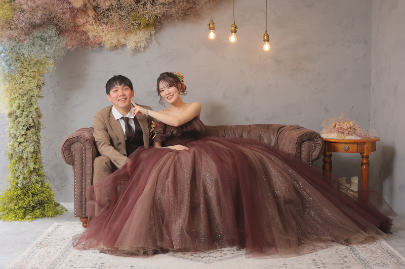 ソファーに座って