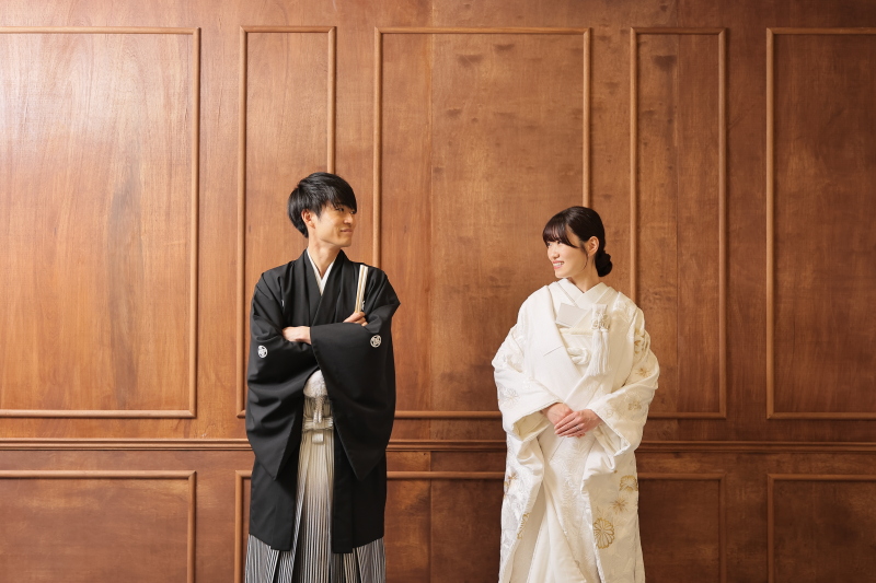 シンプルな背景で少し離れた立ち姿を