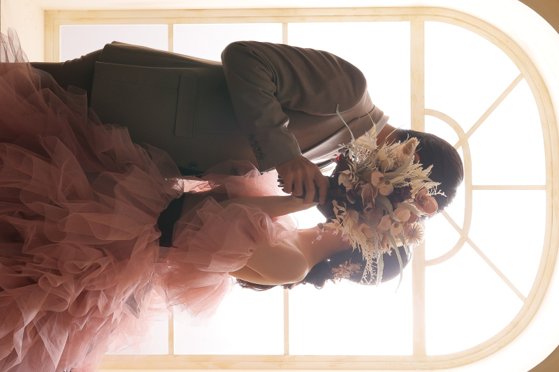 ブーケでお顔を隠して