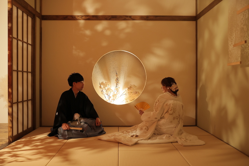 照明を落として