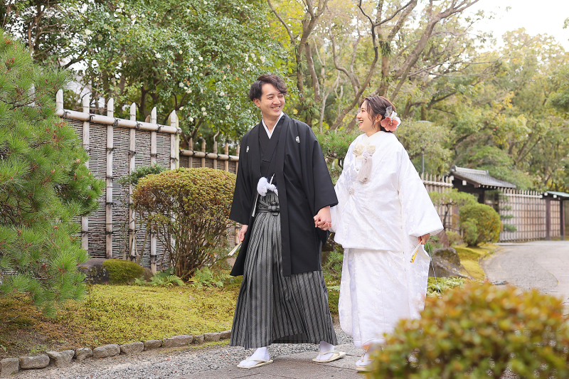 仲良く手を繋いで