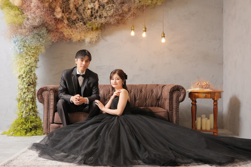 ソファーに座って