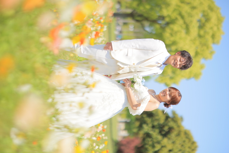 お花に囲まれてにっこりカメラ目線