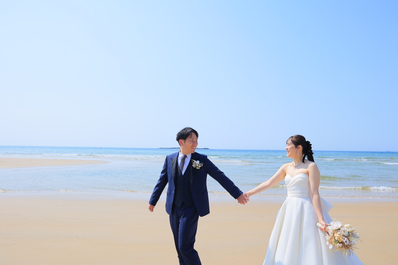 手を繋ぎながら