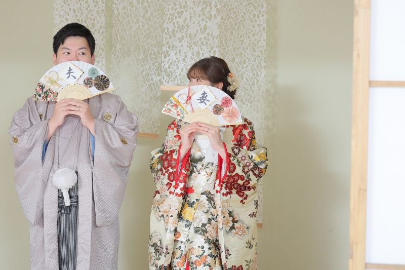 口元隠しショット