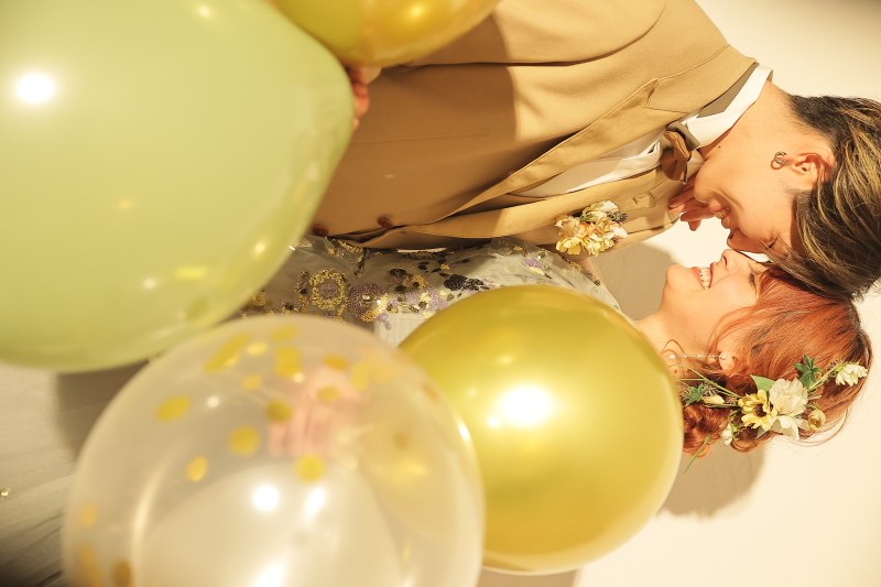 鼻をくっつけ合って