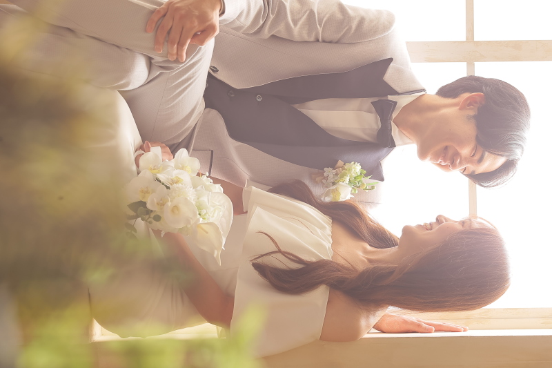 窓の縁に座って