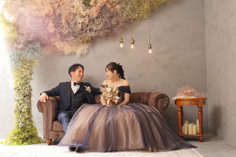 ソファーに座って