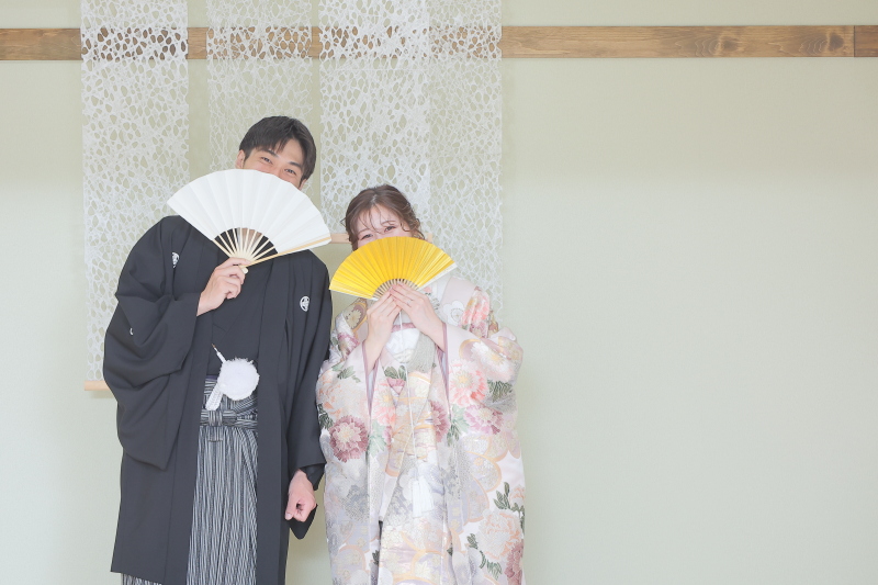 口元隠しショット