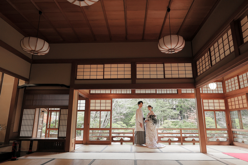 室内全体を映して