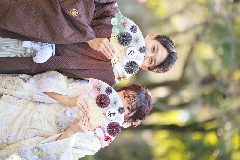 扇子で口元隠し