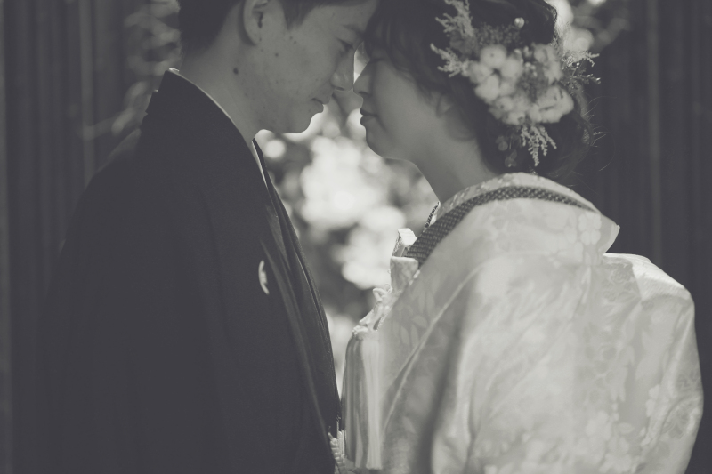 アップもモノクロでクールに