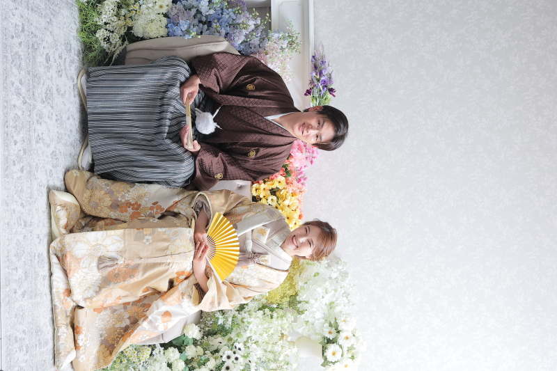 ソファーに座って