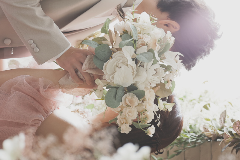 ブーケで顔を隠すショット