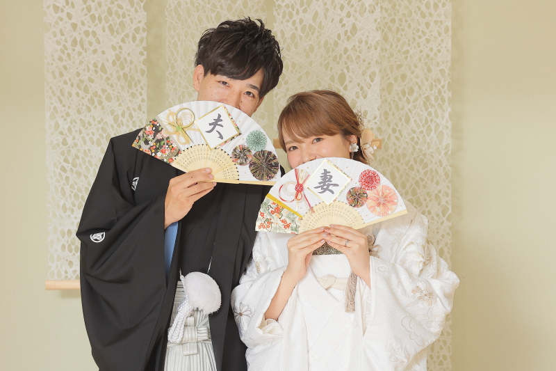 扇子で口元隠しショット