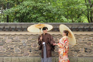 様々な色や柄の着物を取り揃えた多彩なラインナップ