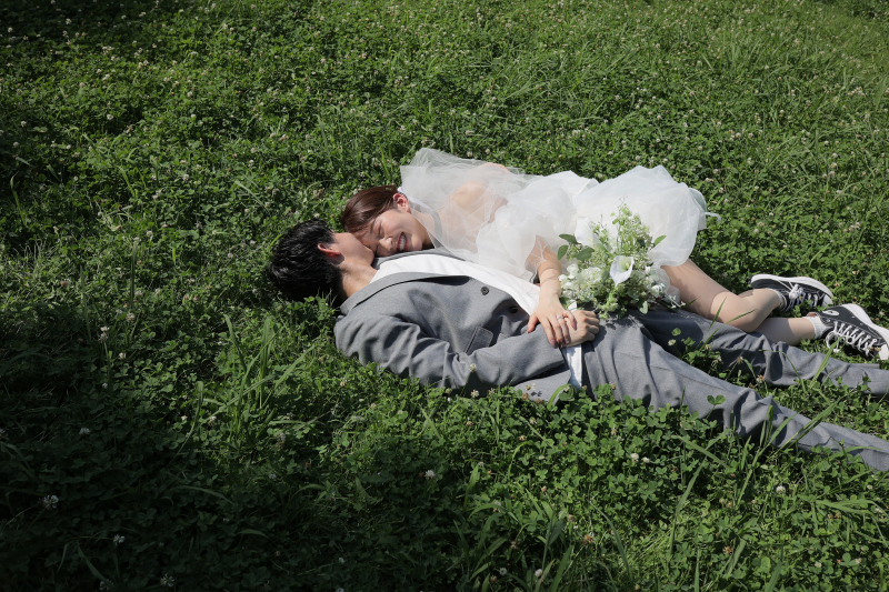 寝っ転がりショット！新婦様の笑顔が素敵◎
