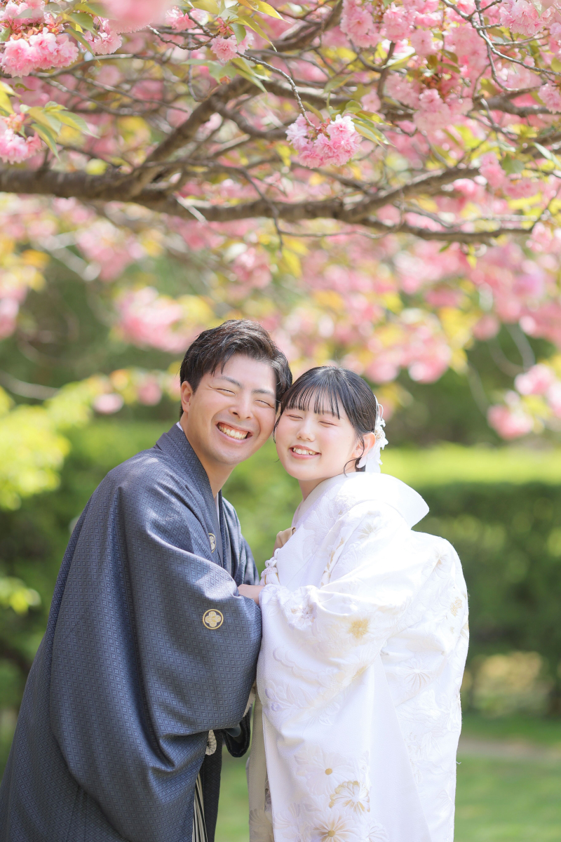 幸せな笑顔のお2人。くしゃっとした表情がとっても素敵です♡