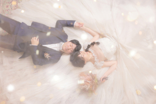 光の中で目を閉じて。儚げで落ち着いた雰囲気も好きです。