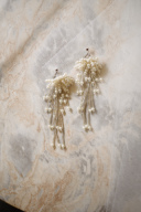 揺れるパールイヤリング