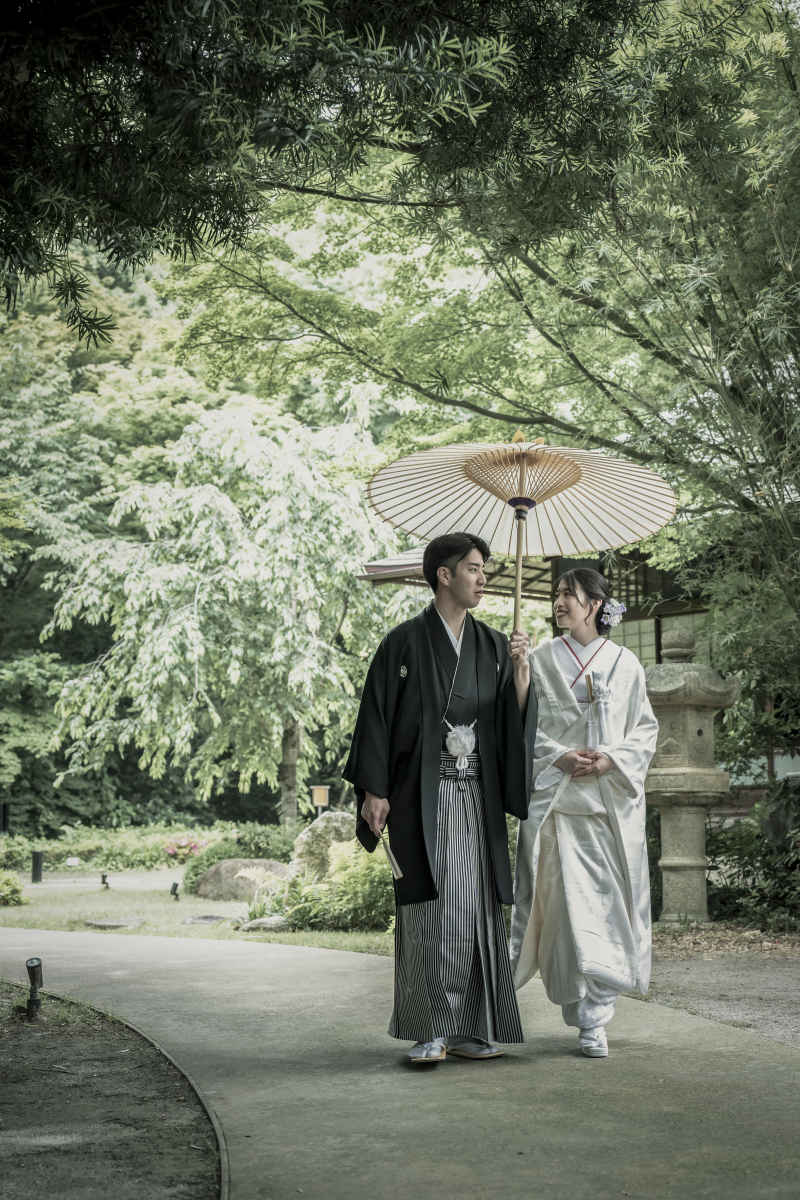 寄り添い合って