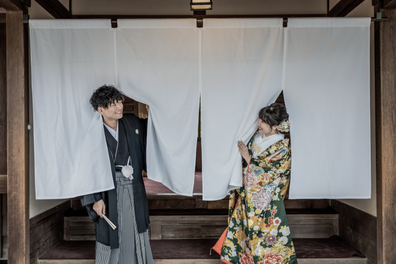 暖簾から覗くお二人