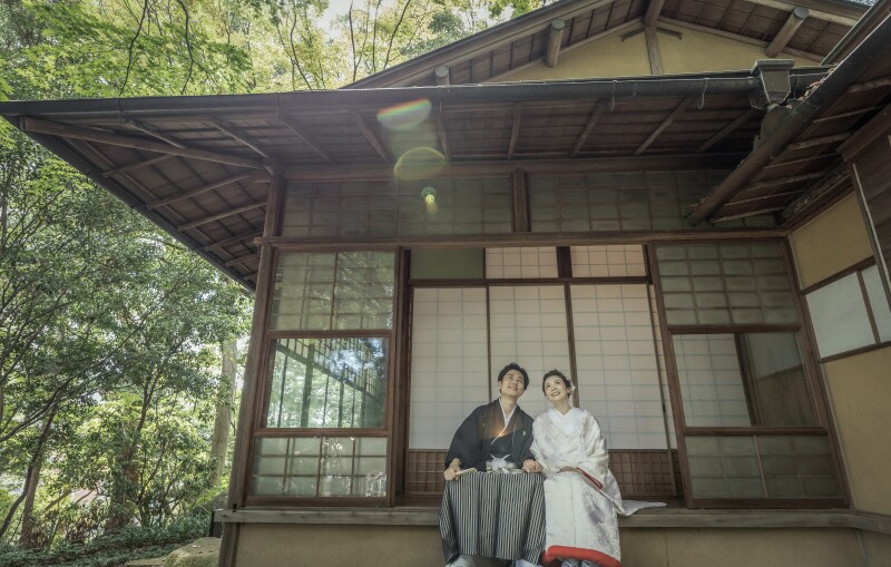 茶室の縁側にお掛けになって