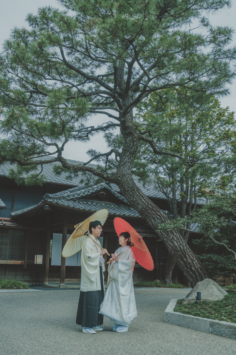 夫婦松の前で