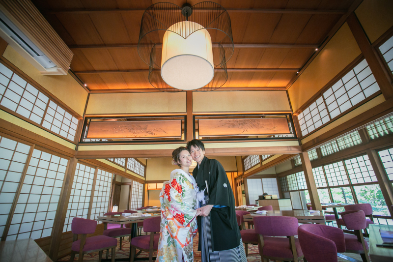 母屋の大広間にて